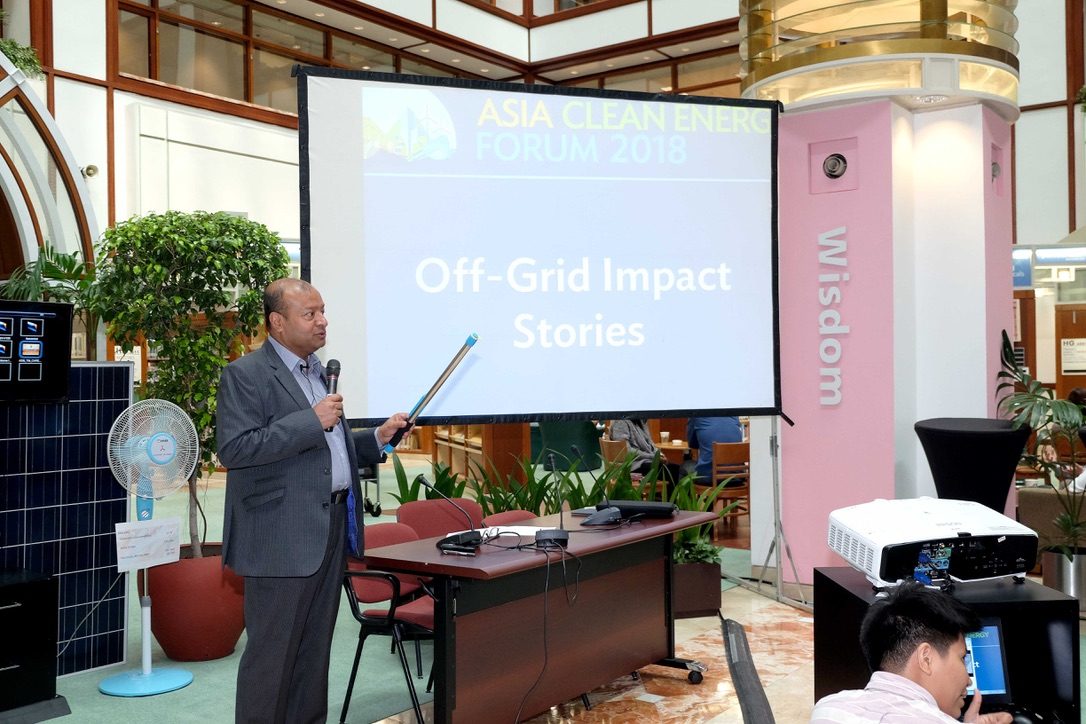 Sohail Hasnie presenting off-grid impact stories at the Asia Clean Energy Forum