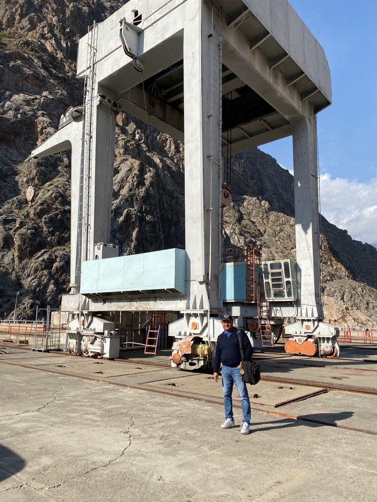 Sohail Hasnie in front of the gantry crane at the Toktogul dam